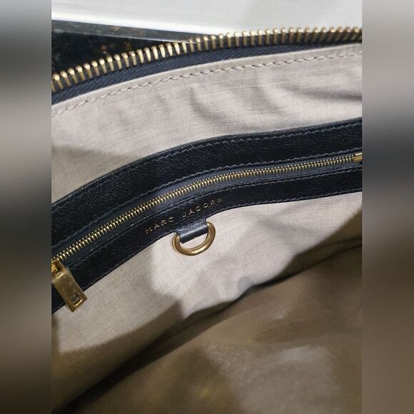 Marc Jacobs Black Crossbody Bag with Gold Details - Picture 9 of 11